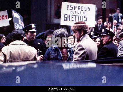 Im Land Der Raketenwuermer Zittern Vl: Kevin Bacon Fred Ward Finn Carter Val Und Earl Versuchen Zusammen Mit Den Einwohnern Stockfoto