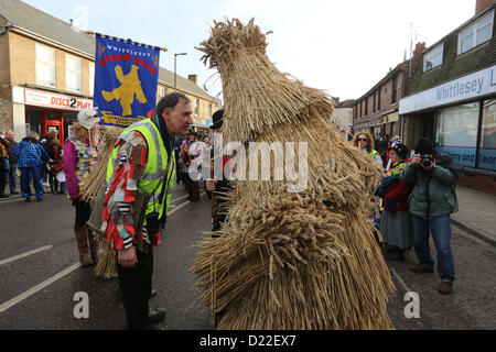 Whittlesey, Cambs, UK. 12. Januar 2013. Menschen aus ganz Großbritannien trat in den ungewöhnlichen feiern Festival Whittlesey Stroh tragen. Ein Mann, gekleidet in ein fünf Stein aus Stroh wurde durch die Stadt Whittlesey, Cambs, als Teil der Feierlichkeiten angeführt, die aus dem 19. Jahrhundert stammen. Die exzentrische Fenland Sitte, die 1909 verboten war, wurde im Jahr 1980 wiederbelebt und nun Funktionen Tänzern, Musikern und Artisten aus ganzen Großbritannien. Bildnachweis: Tim Scrivener / Alamy Live News Stockfoto