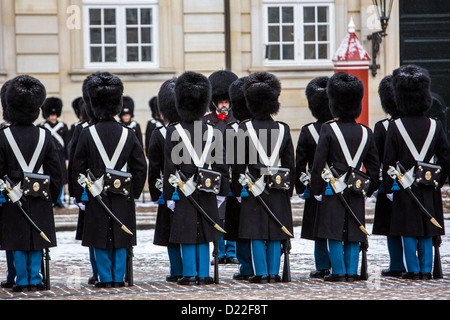Dänische Königliche Wache, Königspalast in Kopenhagen. Ändern die Wachablösung. Winter. Kopenhagen, Dänemark, Europa. Stockfoto