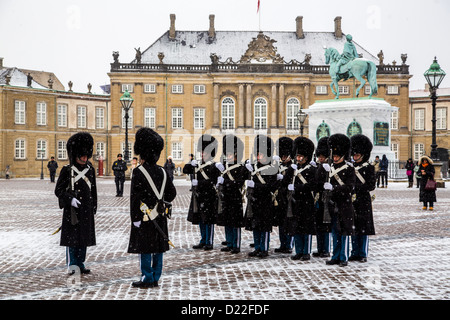 die-wachabl-sung-am-k-niglichen-schloss-amalienborg-kopenhagen