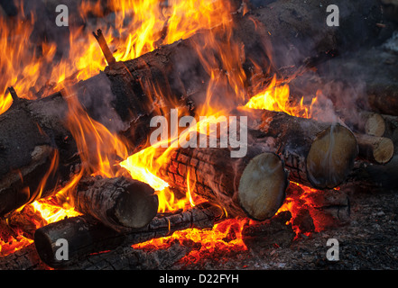 Kamin, Lagerfeuer Foto Brennholz Anbacken Stockfoto