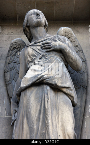 Erzengel Michael, die Kirche La Madeleine in Paris Stockfoto