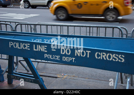 Straßenszene in New York: Polizei-Barrieren und beweglichen Taxi Stockfoto