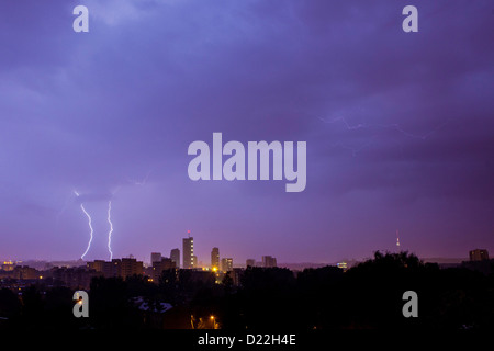 Blitz trifft die Stadt an einem regnerischen Abend Stockfoto