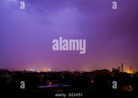 Blitz trifft die Stadt an einem regnerischen Abend Stockfoto