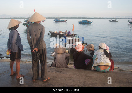 Vietnamesische Frauen warten auf die Ankunft der Fischerboote am Morgen in Duy Hai Hoi an wo sie werden eifrig für die Fische tauschen Stockfoto