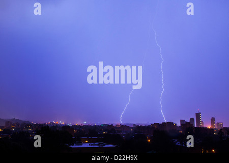 Blitz trifft die Stadt an einem regnerischen Abend Stockfoto