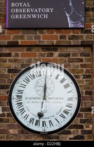 Die Shepherd Gate elektrische Uhr am Royal Greenwich Observatory. Stockfoto