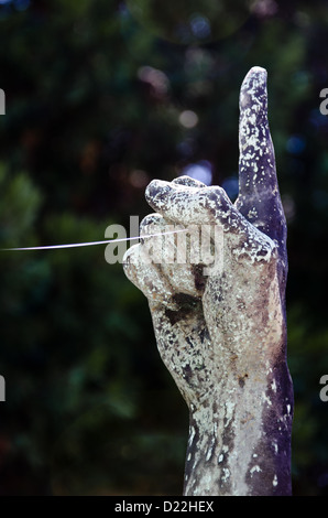 Zeigefinger einer Skulptur, die nach oben mit Spider Web Thread / Spinnenseide Stockfoto