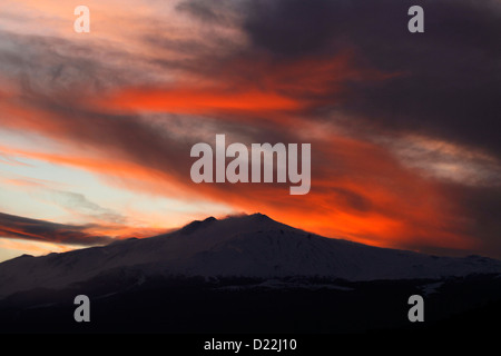 Sonnenuntergang über dem Vulkan Ätna in Sizilien, Italien, im Nordosten von Taormina betrachtet Stockfoto
