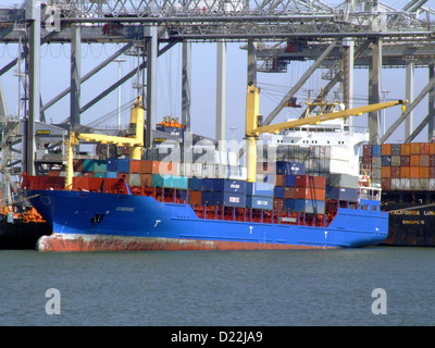 Das Schiff Suderoog wird im Hafen Rotterdam, einem der geschäftigsten und größten Häfen Europas, beim Laden und Entladen von Fracht beobachtet. Der Hafen spielt eine entscheidende Rolle bei der weltweiten Schifffahrt und Logistik, da er eine Vielzahl von Gütern aus der ganzen Welt abwickelt. Stockfoto