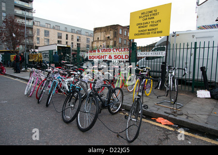 Gebrauchte Fahrräder zum Verkauf in Cygnet Straße in der Nähe von Brick Lane Market, London, UK. Stockfoto