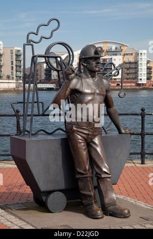 Bronzestatue eines Bergmanns in Cardiff Bay Stockfoto