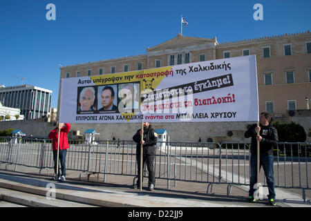 Athen, Griechenland, 12. Januar 2013. Nordgriechenland, protestieren Chalkidiki Einwohner in Athen gegen Goldbergbau in ihrem Bereich. Sie behaupteten, dass Goldminen Entwaldung und großen irreversible Umweltschäden verursachen. Bildnachweis: Nikolas Georgiou / Alamy Live News Stockfoto