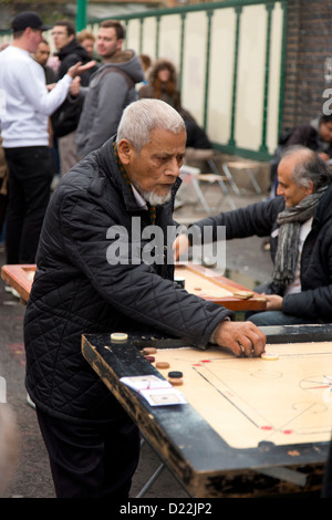 Carrom Spieler, Brick Lane Market, London, UK. Stockfoto