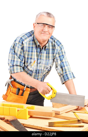 Männliche Tischler arbeiten in einer Werkstatt isoliert auf weißem Hintergrund Stockfoto