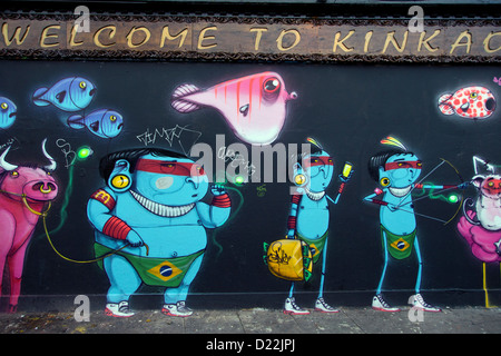 Street Art von der brasilianischen Künstlerin Cranio (alias Paulo Ito), Pedley Street in der Nähe der Brick Lane London, England. Stockfoto