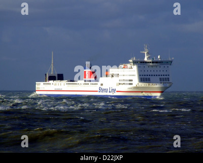 Der Stena Trader ist ein Handelsschiff, das Waren über die Meere transportiert. Es ist Teil der Stena Line Flotte, die für ihre effizienten Transportdienste in der Schifffahrtsbranche bekannt ist und den Handel und die Logistik weltweit erleichtert. Stockfoto