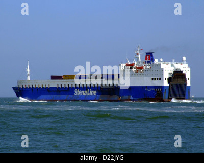 Der Stena Partner ist ein großes Handelsschiff, das Fracht- und Containertransporte über globale Schifffahrtsrouten hinweg betreibt. Das Unternehmen ist in verschiedenen Seeschifffahrtssektoren tätig und bietet Transportlösungen für den Güterverkehr, einschließlich Container und Massengüter, und verfügt über Möglichkeiten für den Tanker- und Gütertransport. Stockfoto