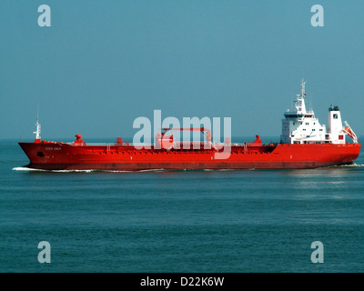 Die Sten Idun, ein Schiff, das im Amsterdamer Hafen angedockt ist, ist am weltweiten Seehandel beteiligt. Es fungiert als Handelsschiff, das den Gütertransport über seinen Frachtraum abwickelt. Der Hafen spielt eine Schlüsselrolle im internationalen Seeverkehr, da er verschiedene Schiffe, einschließlich Tanker und Frachtschiffe, aufnehmen kann. Stockfoto