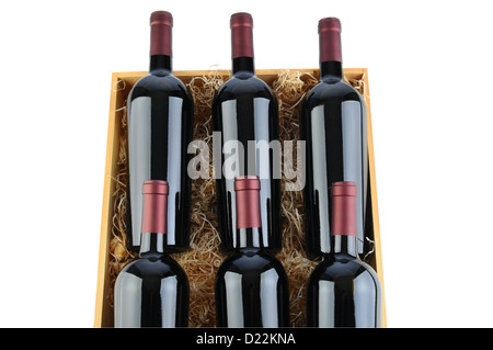 Nahaufnahme von sechs Cabernet Sauvignon Wein Flaschen in einer Holzkiste mit Stroh Verpackung. Querformat, isoliert auf weiss. Stockfoto