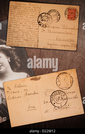 alte Ansichtskarte und Foto auf hölzernen Hintergrund, Retro-Konzept Stockfoto