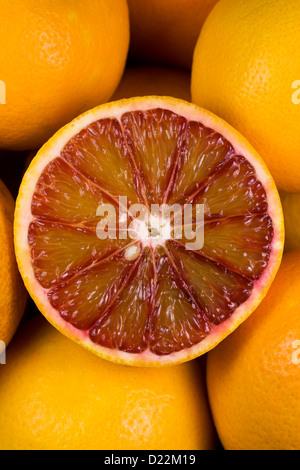 Citrus X sinenesis. Blutorangen in einer Obstschale. Stockfoto