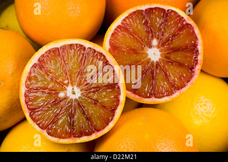 Citrus X sinenesis. Blutorangen in einer Obstschale. Stockfoto