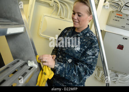 Airman Kassidy Conley poliert während des Trainings und der Qualifikation der Flugzeugträger einen Ladderwell an Bord der USS George H.W. Bush (CVN 77) im Atlantik. Stockfoto