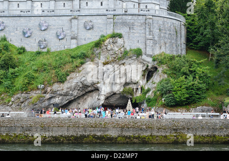 Gläubige und Touristen in der Nähe der Grotte von Lourdes Stockfoto