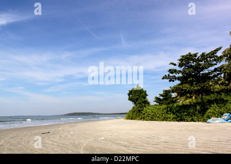 Strand mit gelbem Sand und leuchtend blauen Himmel Kannur Kerala Indien Stockfoto