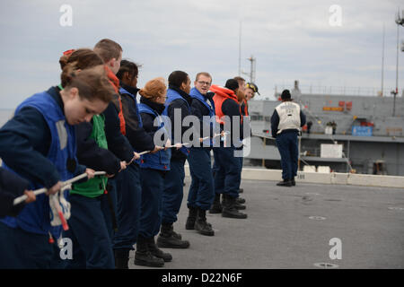 US-Segler auf dem Flugzeugträger USS George H.W. Bush (CVN-77) zugewiesen Mann eine Telefonleitung auf dem Flugdeck während einer im Gange Nachschub im Atlantischen Ozean 12. Januar 2013. Das Schiff nahm an Ausbildung und Träger Qualifikationen im Atlantischen Ozean Teil. (Foto der US Navy) Stockfoto