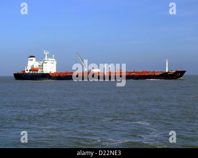 Die Stolzen ist ein Handelsschiff, das sich dem Hafen von Rotterdam nähert, einem der belebtesten Häfen Europas. Das Schiff transportiert Fracht und Rohöl, die Teil der weltweiten Schifffahrtsindustrie sind und internationale Handelsrouten miteinander verbinden. Stockfoto