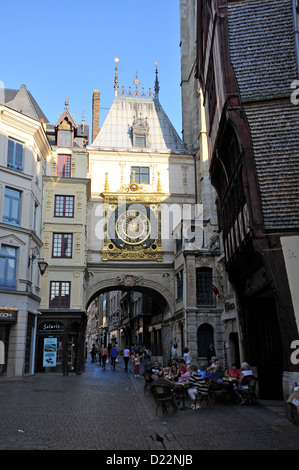 Die große Uhr (Französisch: Le Gros Horloge) von Rouen, Normandie, Frankreich Stockfoto