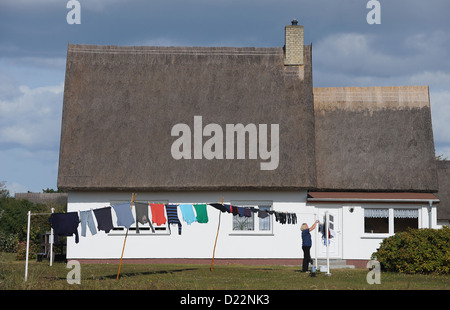 Neuendorf, Hiddensee, Deutschland, eine Frau hängt Wäsche Stockfoto