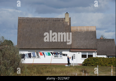 Neuendorf, Hiddensee, Deutschland, eine Frau hängt Wäsche Stockfoto