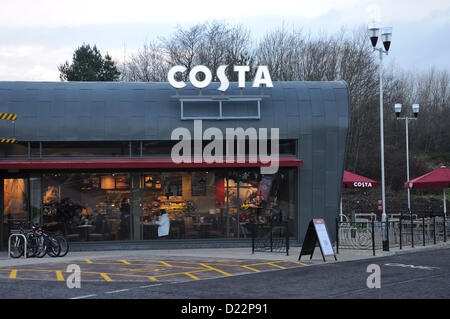 Darnley, Glasgow, Schottland. 12. Januar 2013. Costa offen ihre neuesten Drive-in-Café im anhaltenden Kampf gegen die Hautpstraße-Konkurrenz. Diese Fahrt durch liegt am belebten M77, Ausfahrt 3, Nitshill Road, am Stadtrand von Glasgow.  Alamy Live-Nachrichten Stockfoto