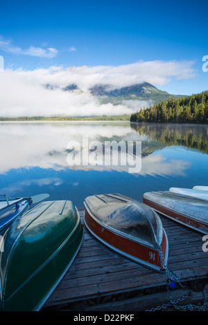 Wolken am Pyramid Mountain und Boote am dock mit Pyramide Berg über Pyramid Lake im Jasper National Park in Alberta, Kanada Stockfoto