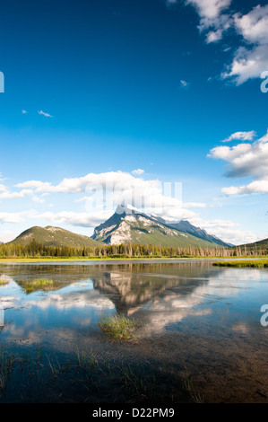 Mount Rundle mit blauem Himmel reflektiert in Vermilion Seen im Banff Nationalpark, Alberta, Kanada Stockfoto