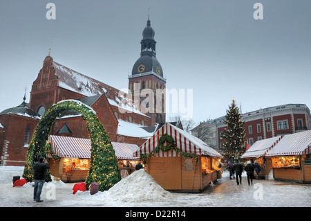 Weihnachtsmarkt Om Domplatz am Dezember 2012 in Riga, Lettland. Stockfoto