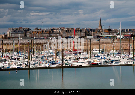 Der Hafen von Saint-Malo bei Ebbe. Saint-Malo ist eine Stadt in der Bretagne im Nordwesten Frankreichs am Ärmelkanal. Stockfoto