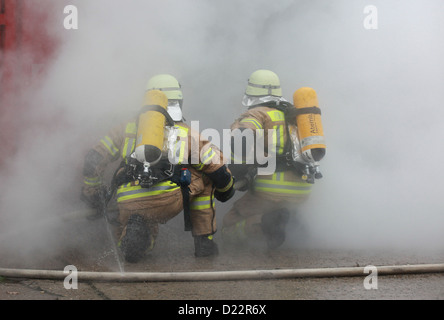 Berlin, Deutschland, arbeiten Feuerwehrleute löschen Stockfoto