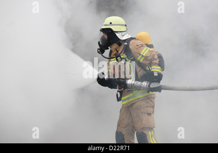 Berlin, Deutschland, Feuerwehrmann bei der Arbeit Loesch Stockfoto