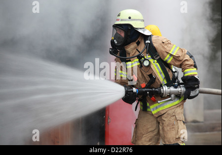 Berlin, Deutschland, Feuerwehrmann bei der Arbeit Loesch Stockfoto