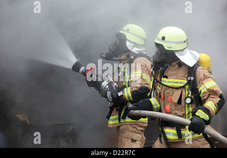 Berlin, Deutschland, arbeiten Feuerwehrleute löschen Stockfoto