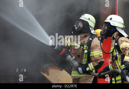 Berlin, Deutschland, arbeiten Feuerwehrleute löschen Stockfoto