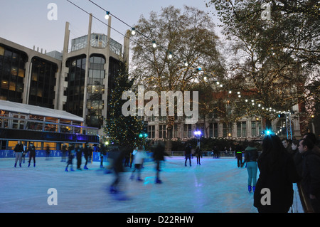 Eisbahn außerhalb Natural History Museum, London Stockfoto