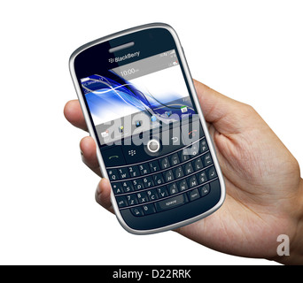 Eine Person, die eine Blackberry 9000 Smartphone in weißen Hintergrund isoliert Stockfoto