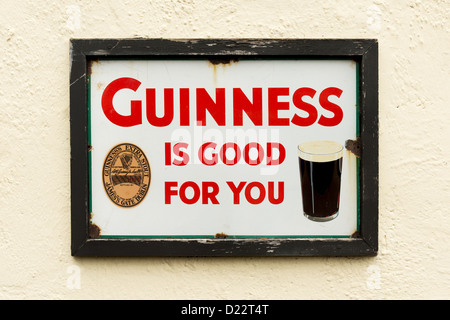 Ein Zeichen auf eine Förderung der Vorteile von Guinness Shop-Wand errichtet. Auf der Straße in Bunratty Folk Park, Limerick, Irland Stockfoto