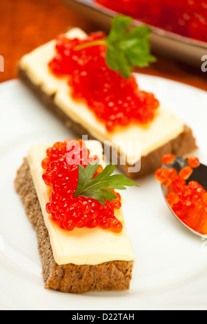 roter Kaviar Sandwich auf weißen Teller Stockfoto